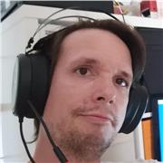 Pédagogue, compétent, enthousiaste, patient, tout ce qu'il faut pour enseigner correctement l'informatique.